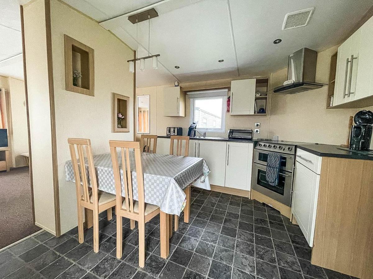 Lovely Caravan With Decking At Heacham Beach In Norfolk, Sleeps 6 Ref 21020C Dış mekan fotoğraf