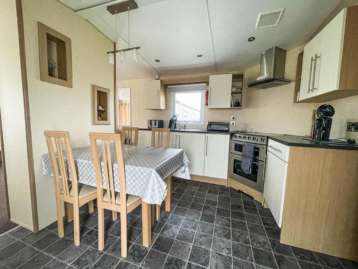 Lovely Caravan With Decking At Heacham Beach In Norfolk, Sleeps 6 Ref 21020C Dış mekan fotoğraf