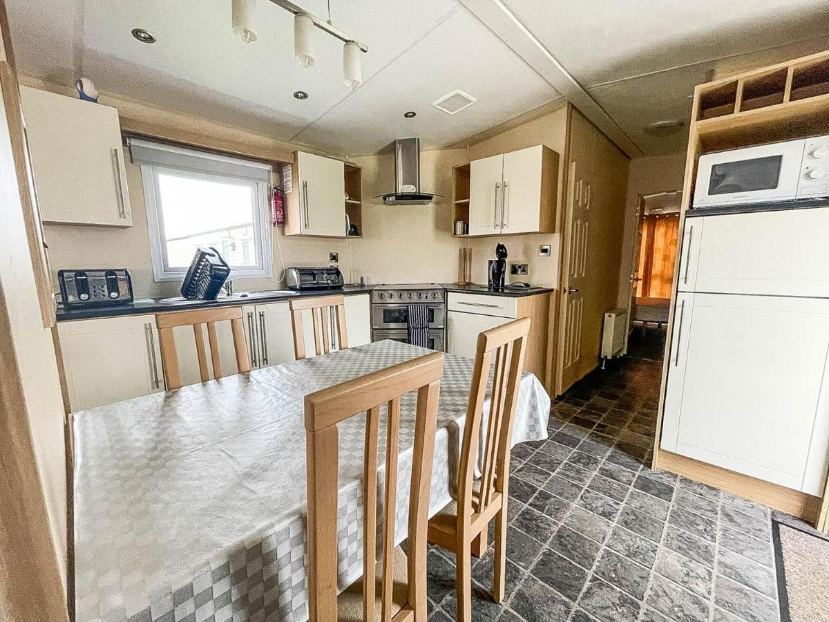 Lovely Caravan With Decking At Heacham Beach In Norfolk, Sleeps 6 Ref 21020C Dış mekan fotoğraf