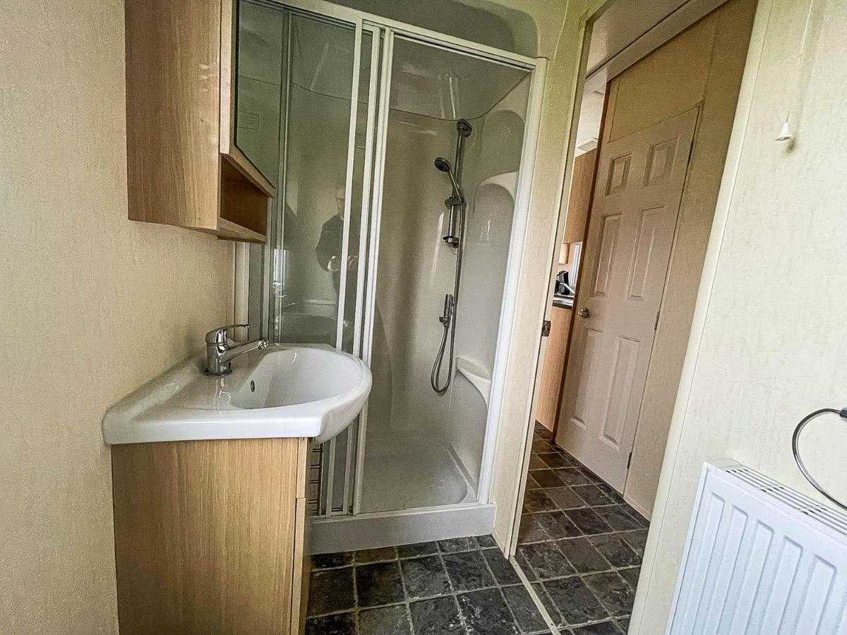 Lovely Caravan With Decking At Heacham Beach In Norfolk, Sleeps 6 Ref 21020C Dış mekan fotoğraf